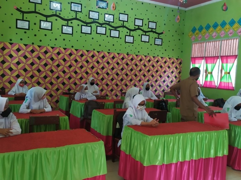PENILAIAN LOMBA KEINDAHAN KELAS SMP NEGERI 1 IDI