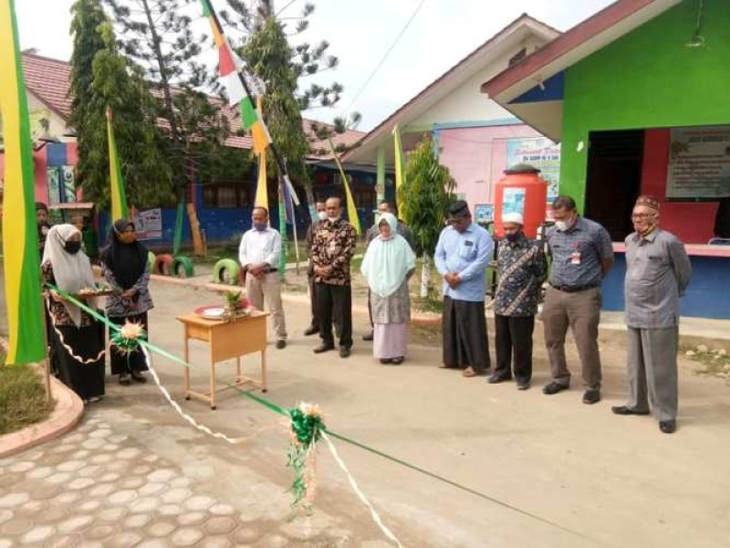 (FOTO) PEUSIJUEK PAVING BLOCK HALAMAN DEPAN SMP N 1 IDI