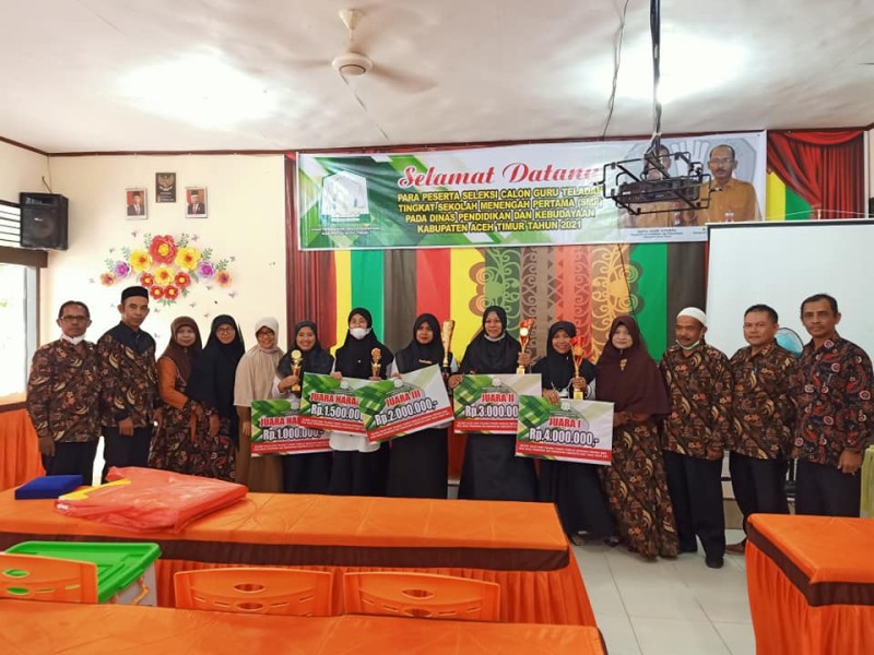 DUA GURU SMP NEGERI 1 IDI RAIH JUARA HARAPAN 1 DAN 2 PADA KOMPETISI GURU TELADAN 2021