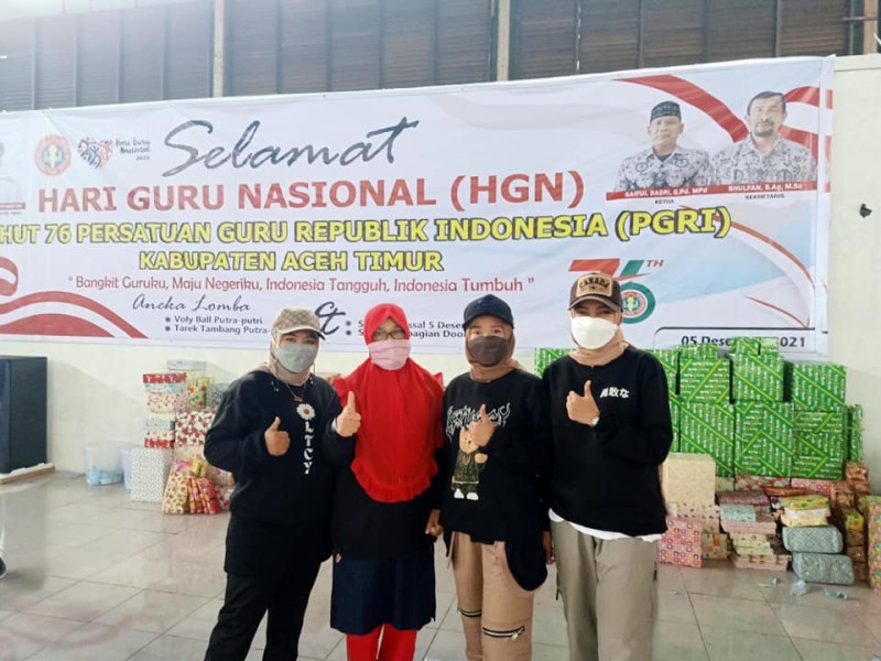 KESERUAN SENAM MASSAL MEMPERINGATI HUT PGRI KE-76 DI IDI SPORT CENTER