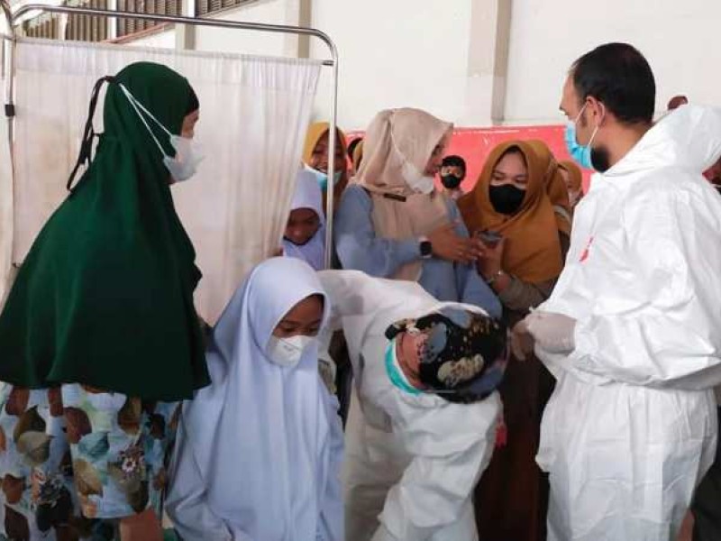 SISWA-SISWI SMPN 1 IDI IKUTI VAKSINASI MASSAL UNTUK PELAJAR GELOMBANG 2