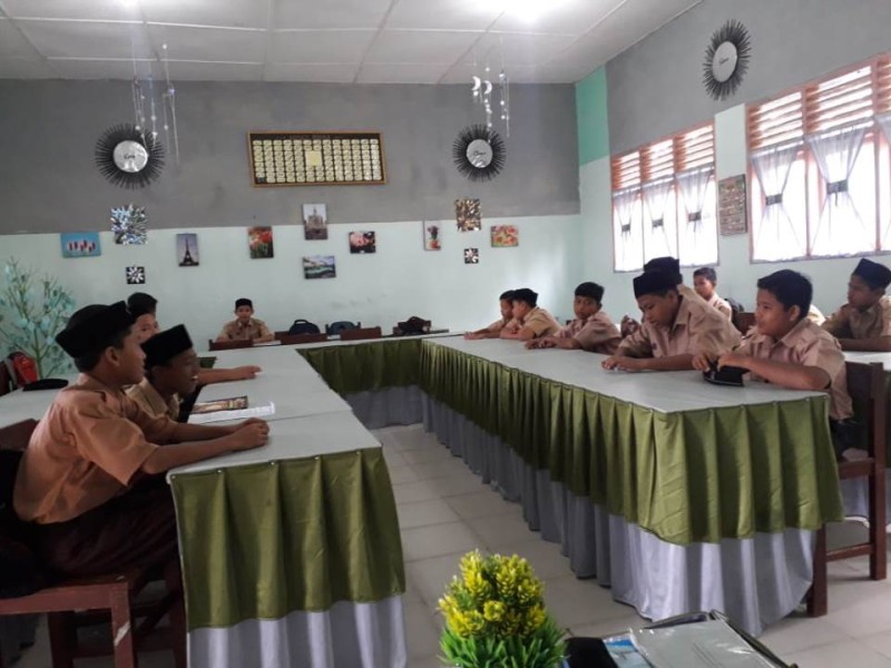 DUA CARA SIMPEL MENGUASAI KELAS (Oleh : Rifda, S.Pd.)